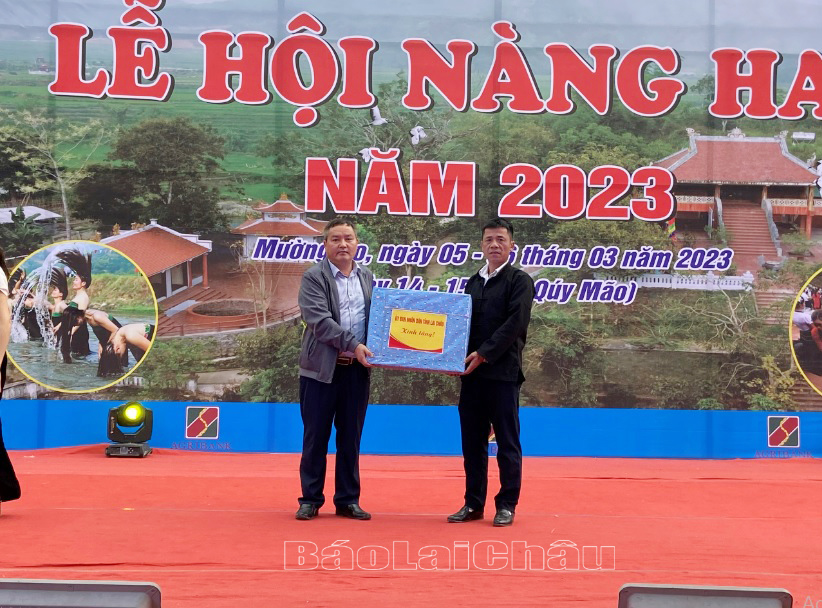 Đồng chí Giàng A Tính - Ủy viên Ban Thường vụ Tỉnh ủy, Phó Chủ tịch UBND tỉnh trao quà cho xã Mường So. 